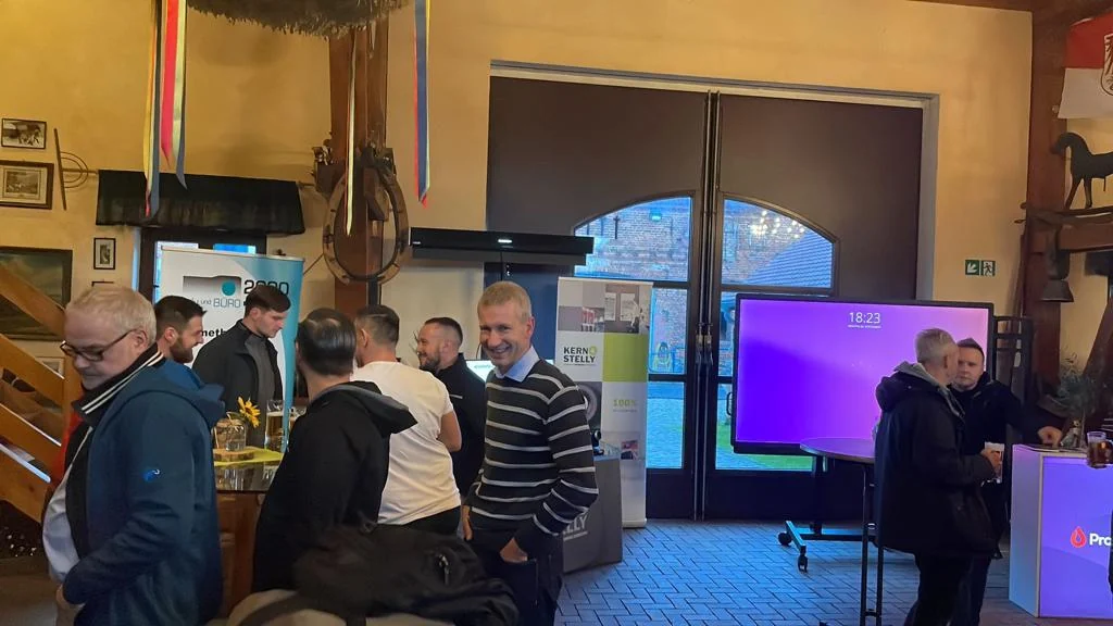 Besucher an interaktiven Displays