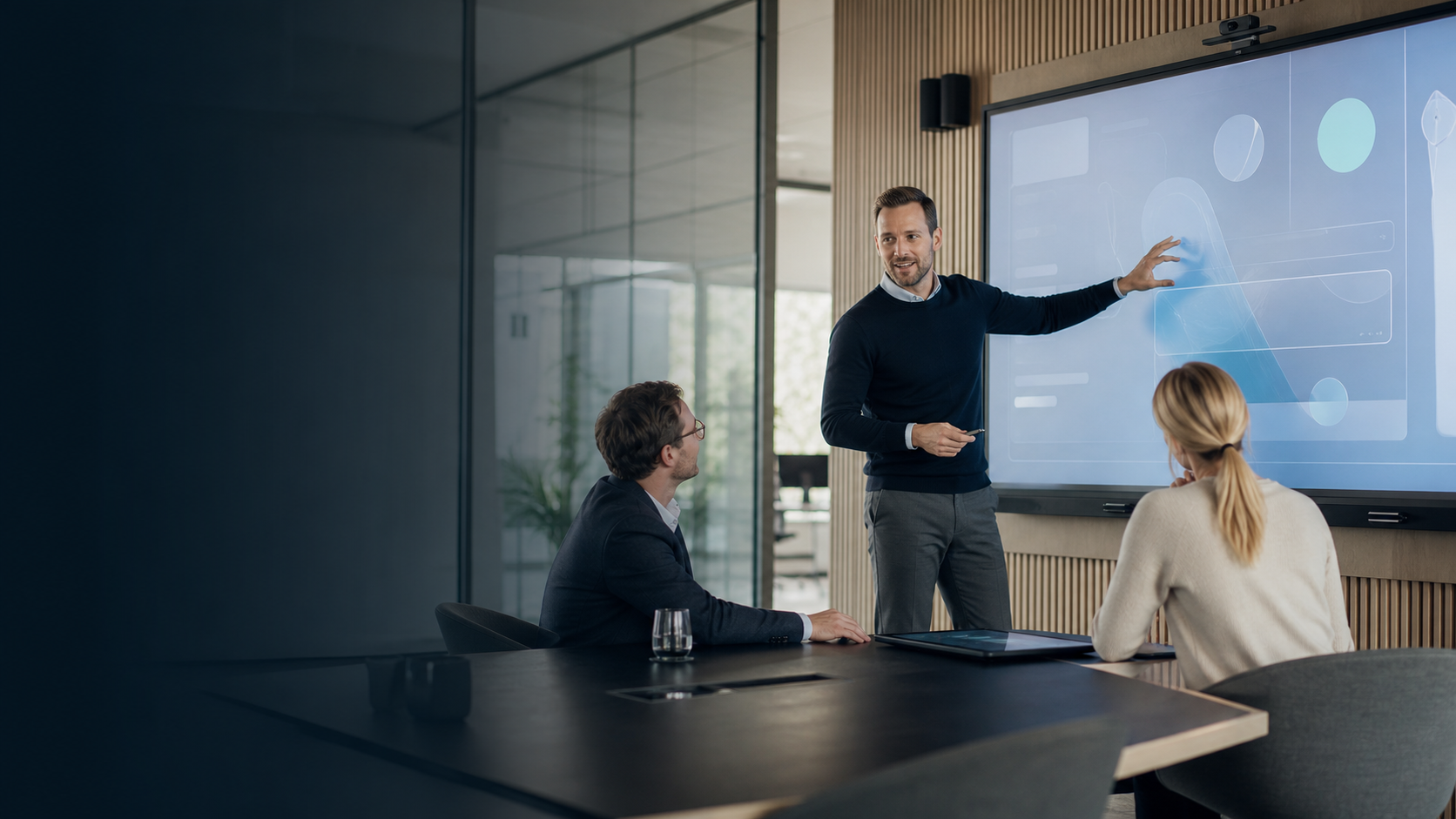 Videokonferenztechnik in einem modernen Besprechungsraum