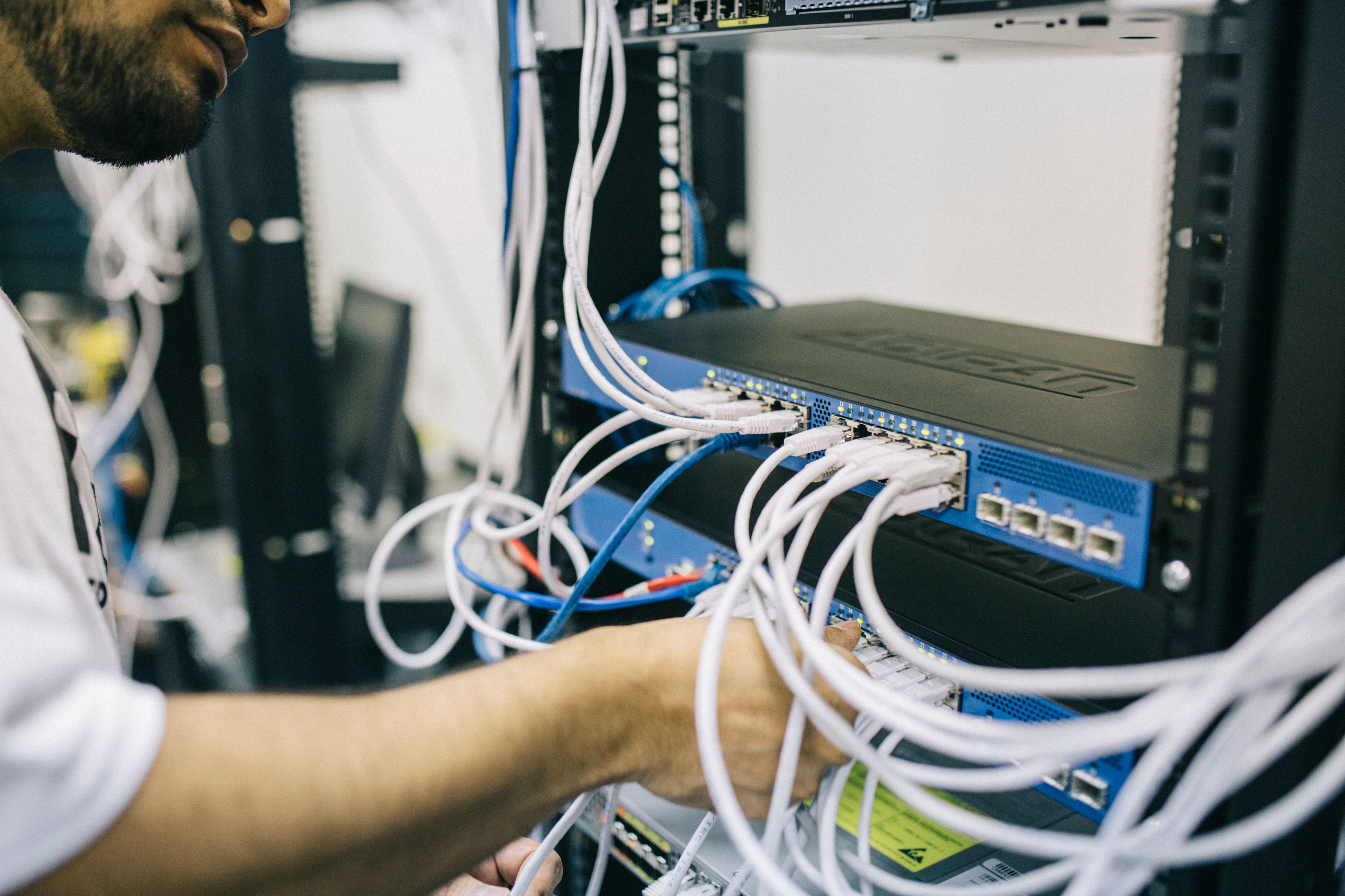 Techniker bei der Einrichtung einer Netzwerkumgebung