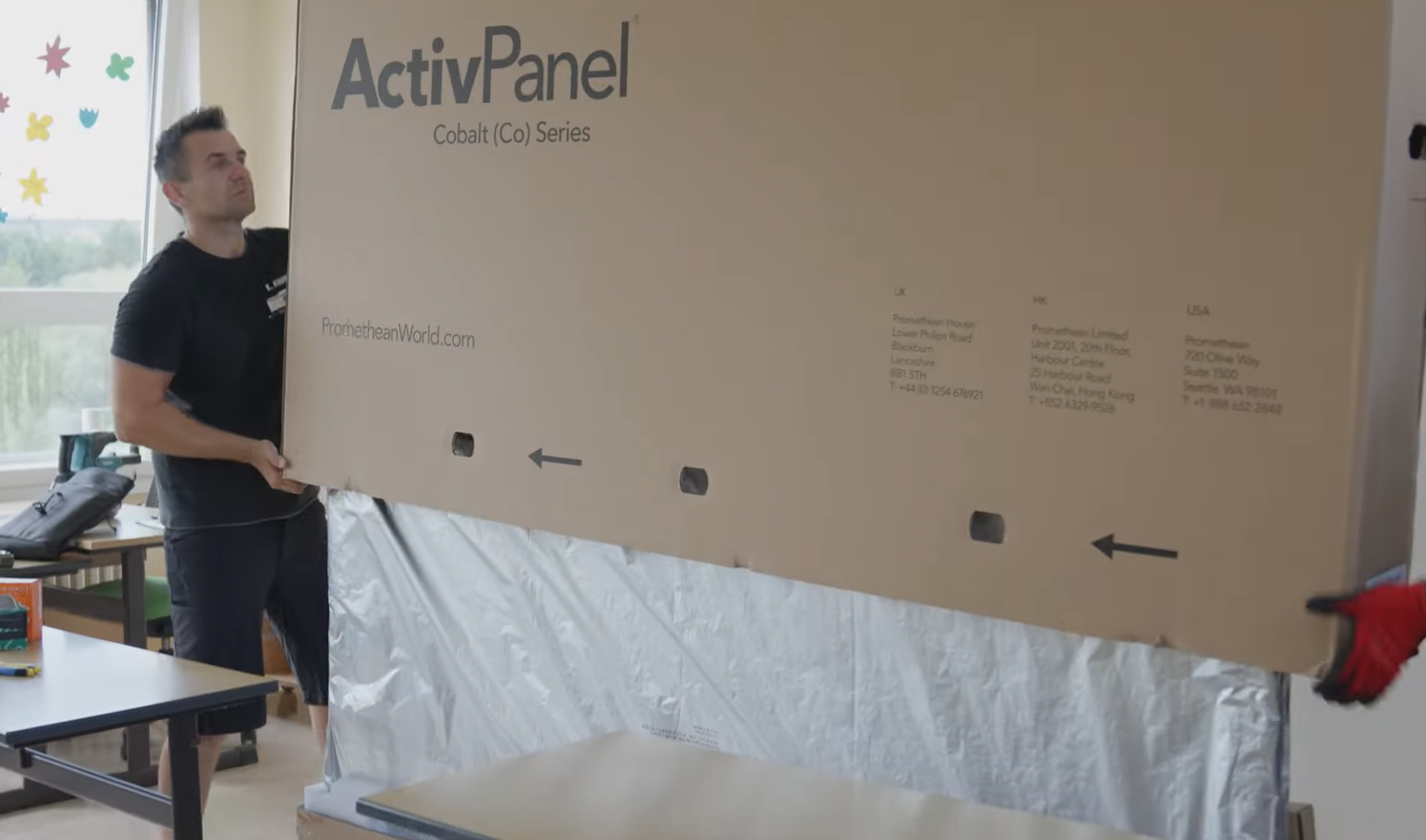 Anlieferung eines ActivPanel für die fachgerechte Installation